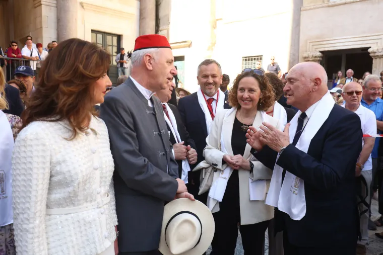 Splićani slave Dan grada! Na ulicama stari i mladi, domaći i strani! Za omastiti brk spremno 5.000 porcija janjetine i 'biži'