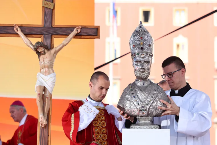 Splićani slave Dan grada! Na ulicama stari i mladi, domaći i strani! Za omastiti brk spremno 5.000 porcija janjetine i 'biži'