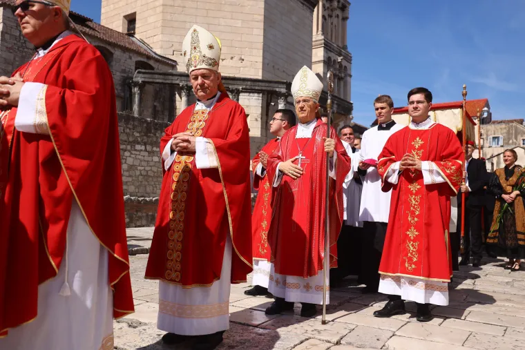 Splićani slave Dan grada! Na ulicama stari i mladi, domaći i strani! Za omastiti brk spremno 5.000 porcija janjetine i 'biži'