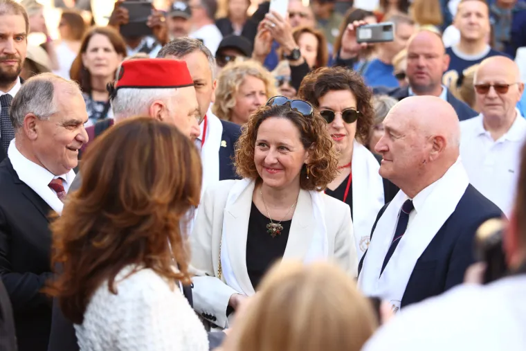 Splićani slave Dan grada! Na ulicama stari i mladi, domaći i strani! Za omastiti brk spremno 5.000 porcija janjetine i 'biži'