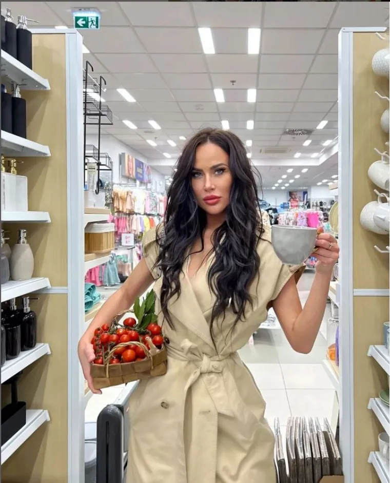 Hrvatska Megan Fox jedva ugurala bujne grudi u preuski top, a onda je otkrila i jedan detalj o njima