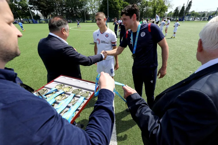 Hajdukovci nakon utakmice protiv Dinama na Maksimiru podigli pehar prvaka i slavili dvostruku krunu