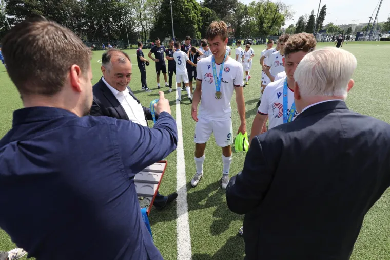 Hajdukovci nakon utakmice protiv Dinama na Maksimiru podigli pehar prvaka i slavili dvostruku krunu