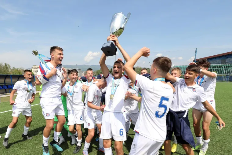 Hajdukovci nakon utakmice protiv Dinama na Maksimiru podigli pehar prvaka i slavili dvostruku krunu