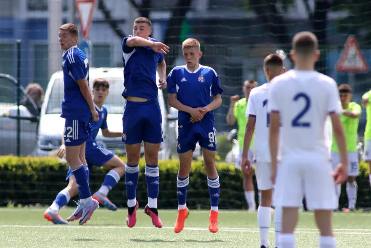 Hajdukovci nakon utakmice protiv Dinama na Maksimiru podigli pehar prvaka i slavili dvostruku krunu