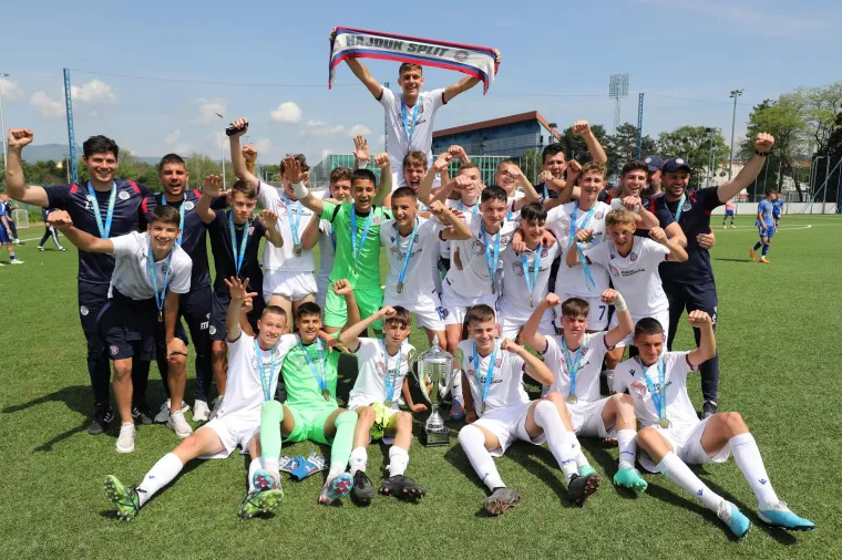 Pioniri Hajduka u Maksimiru podigli pehar prvaka države