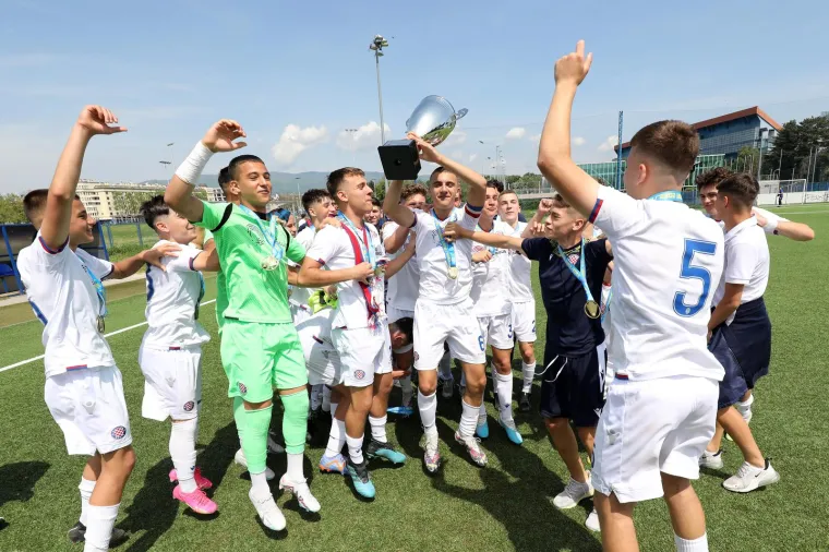 Pioniri Hajduka u Maksimiru podigli pehar prvaka države