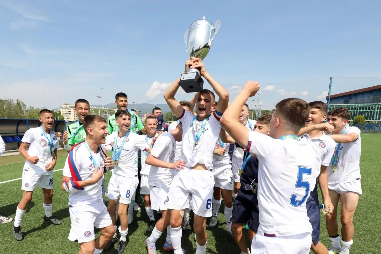 Pioniri Hajduka u Maksimiru podigli pehar prvaka države