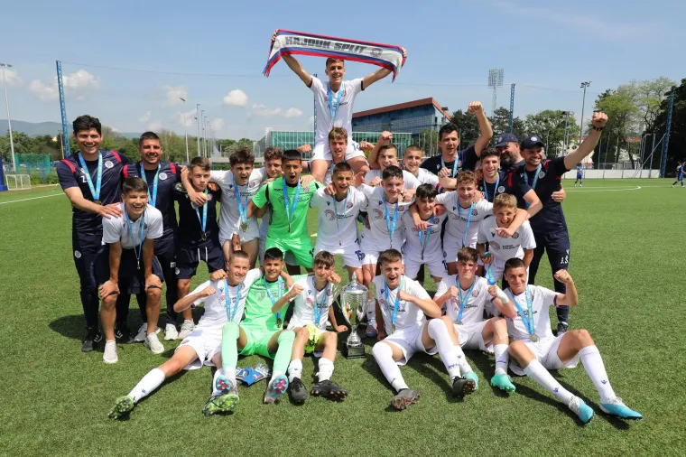 Pioniri Hajduka u Maksimiru podigli pehar prvaka države