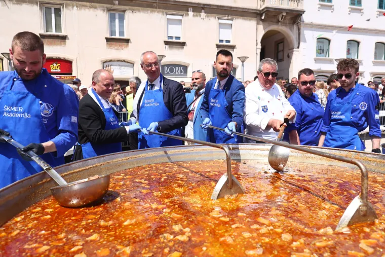 Je li ovo najveća teća janjetine s bižima ikad? Ako je suditi po gužvi, još je i mala...