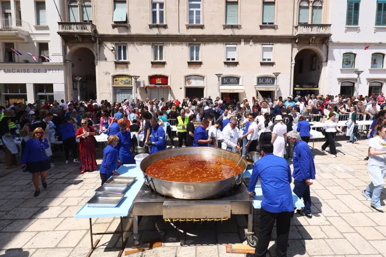 Je li ovo najveća teća janjetine s bižima ikad? Ako je suditi po gužvi, još je i mala...