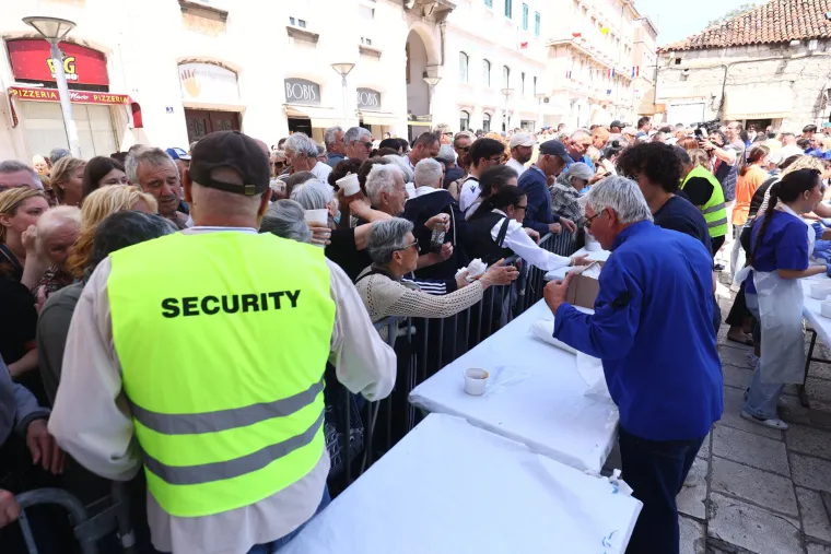 Je li ovo najveća teća janjetine s bižima ikad? Ako je suditi po gužvi, još je i mala...