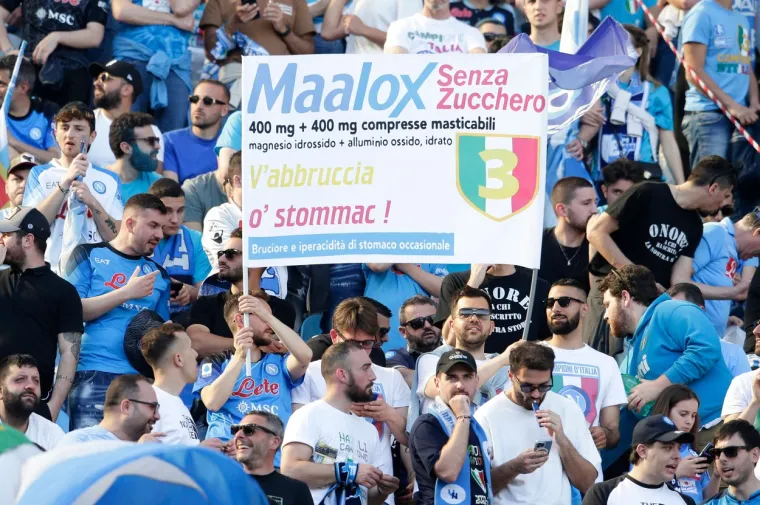 Na velikoj fe&scaron;ti cijeli grad je u plavom, ali ona je iznimka: Atraktivna voditeljica pažnju plijenila u rozom