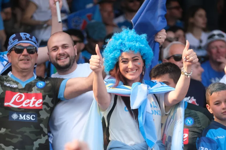 Na velikoj fe&scaron;ti cijeli grad je u plavom, ali ona je iznimka: Atraktivna voditeljica pažnju plijenila u rozom