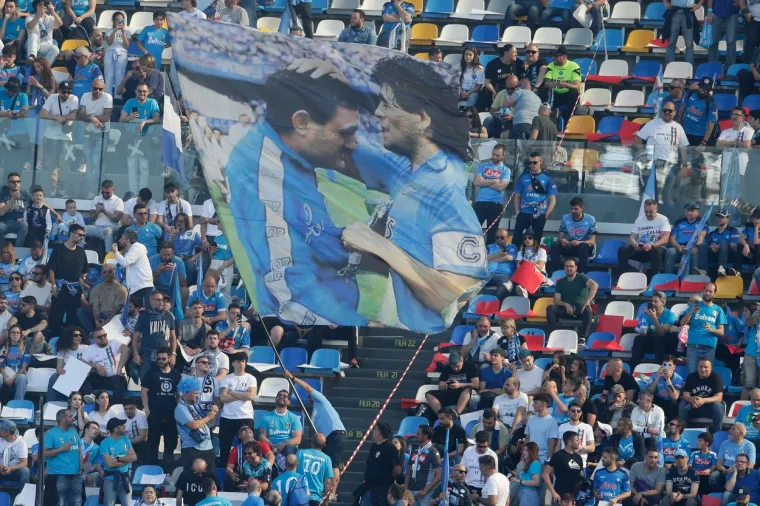 Na velikoj fe&scaron;ti cijeli grad je u plavom, ali ona je iznimka: Atraktivna voditeljica pažnju plijenila u rozom