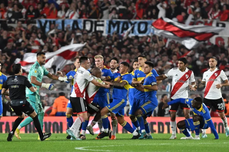 Superclasico u svom punom 'sjaju': Malo nogometa, sedam crvenih kartona i nadoknada od čak 19 minuta