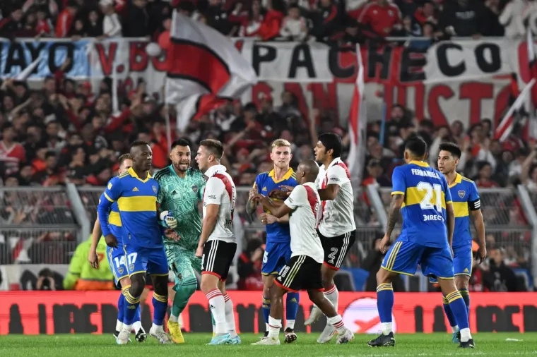 Superclasico u svom punom 'sjaju': Malo nogometa, sedam crvenih kartona i nadoknada od čak 19 minuta