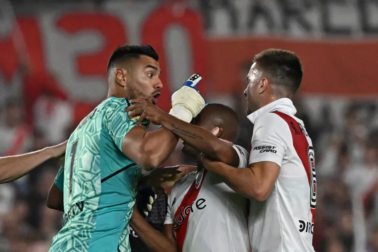 Superclasico u svom punom 'sjaju': Malo nogometa, sedam crvenih kartona i nadoknada od čak 19 minuta