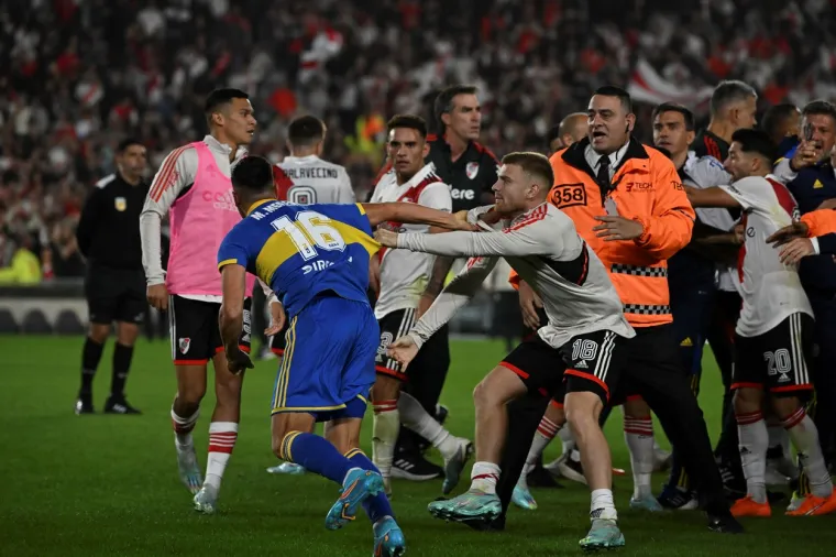 Superclasico u svom punom 'sjaju': Malo nogometa, sedam crvenih kartona i nadoknada od čak 19 minuta
