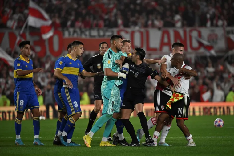 Superclasico u svom punom 'sjaju': Malo nogometa, sedam crvenih kartona i nadoknada od čak 19 minuta