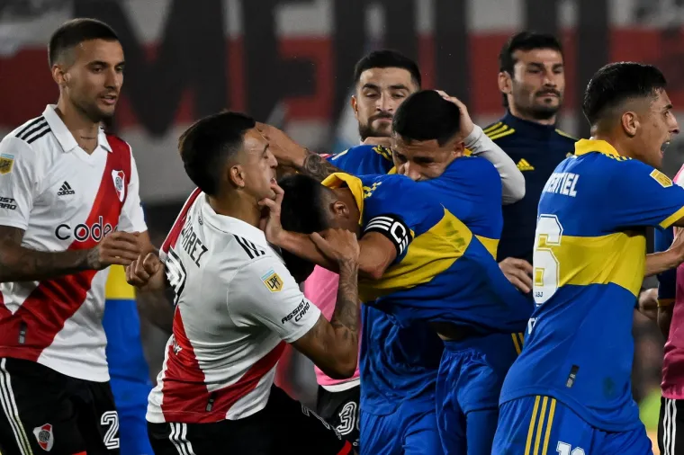 Superclasico u svom punom 'sjaju': Malo nogometa, sedam crvenih kartona i nadoknada od čak 19 minuta