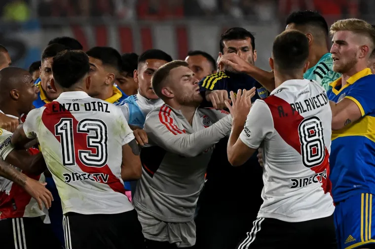 Superclasico u svom punom 'sjaju': Malo nogometa, sedam crvenih kartona i nadoknada od čak 19 minuta
