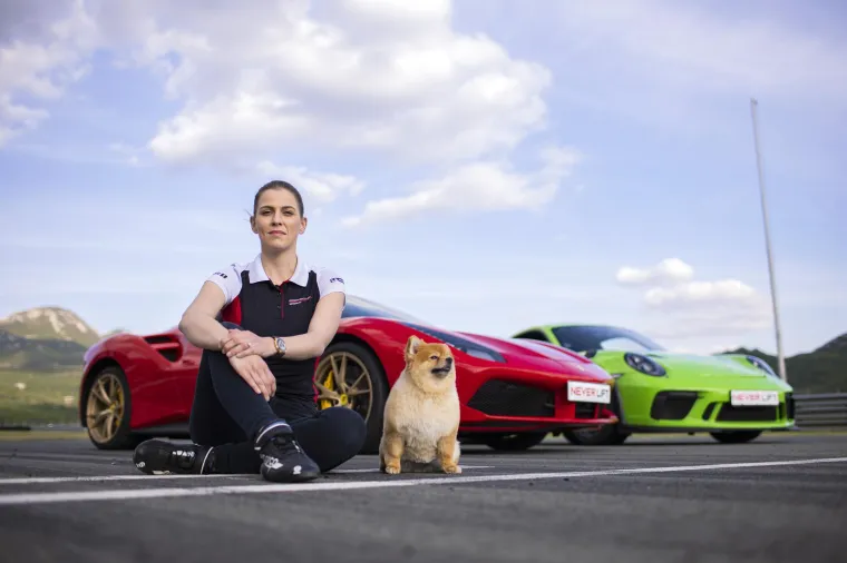 Hrvatska 'Supercar Blondie' je vladarica Grobnika i vozi superskupe jurilice