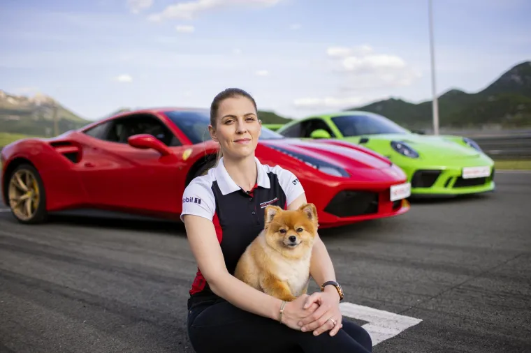 Hrvatska 'Supercar Blondie' je vladarica Grobnika i vozi superskupe jurilice