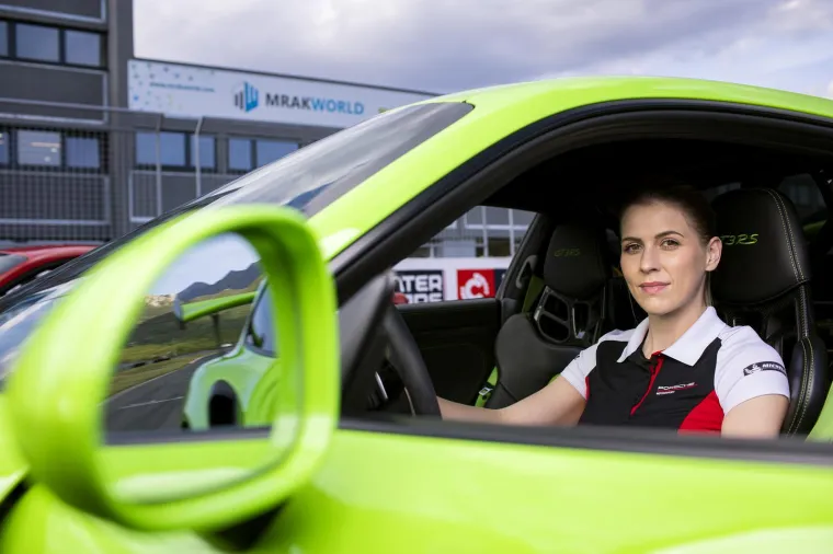 Hrvatska 'Supercar Blondie' je vladarica Grobnika i vozi superskupe jurilice