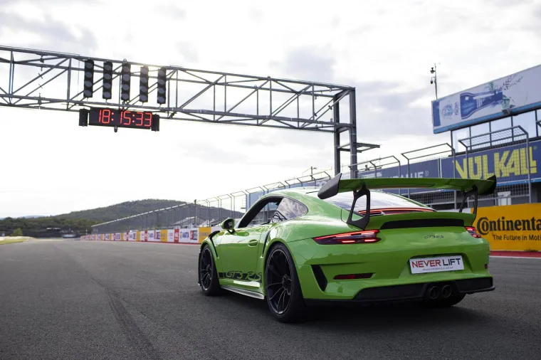 Hrvatska 'Supercar Blondie' je vladarica Grobnika i vozi superskupe jurilice