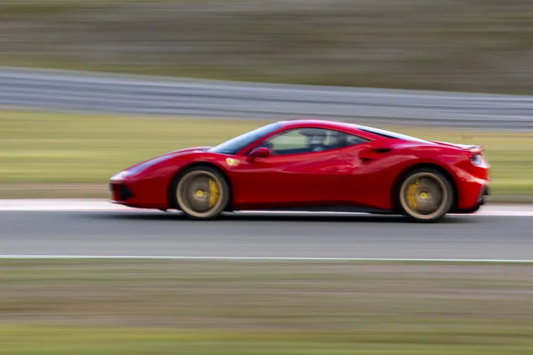 Hrvatska 'Supercar Blondie' je vladarica Grobnika i vozi superskupe jurilice