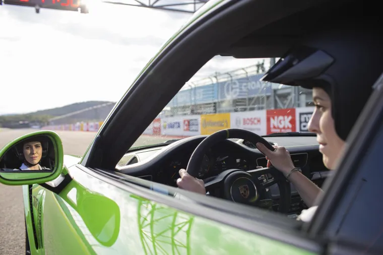 Hrvatska 'Supercar Blondie' je vladarica Grobnika i vozi superskupe jurilice