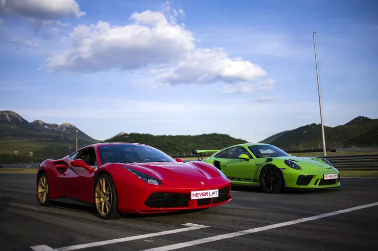 Hrvatska 'Supercar Blondie' je vladarica Grobnika i vozi superskupe jurilice