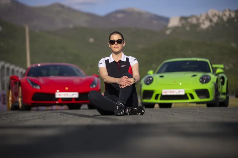 Hrvatska 'Supercar Blondie' je vladarica Grobnika i vozi superskupe jurilice