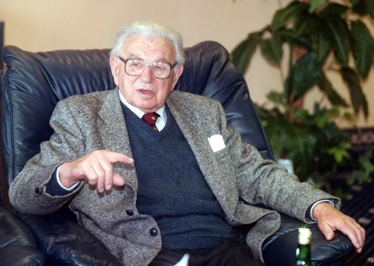 Roditelji Wintona bili su židovi i htjeli su da se Winton uklopi u britanski život. Tako su mu dali drugo ime i krstili ga u anglikanskoj crkvi. Bilo je to u prosincu 1938. kada je Winton shvatio svoj pravi poziv.