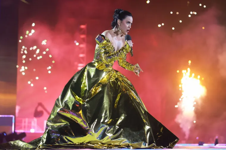 Primjereno za krunidbu? Katy Perry zabavljala Charlesa III. u vrištećoj haljini koja otkriva više nego što pokriva