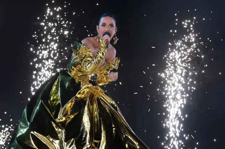 Primjereno za krunidbu? Katy Perry zabavljala Charlesa III. u vrištećoj haljini koja otkriva više nego što pokriva