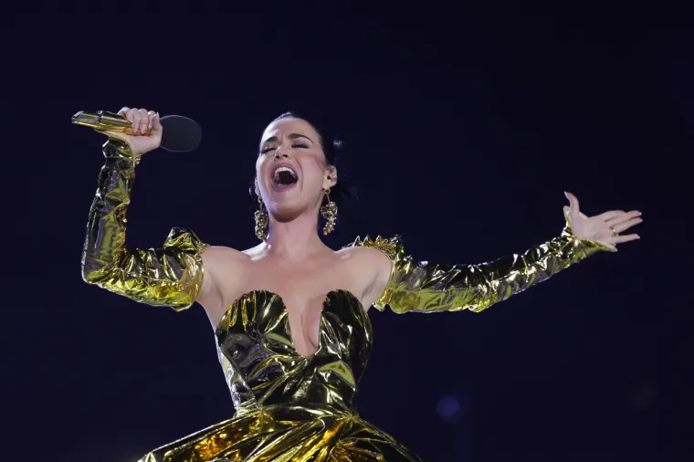 Primjereno za krunidbu? Katy Perry zabavljala Charlesa III. u vrištećoj haljini koja otkriva više nego što pokriva