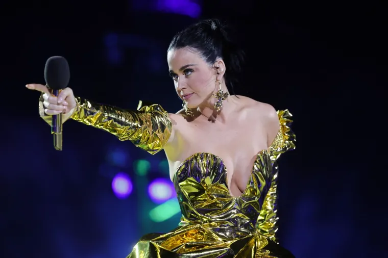 Primjereno za krunidbu? Katy Perry zabavljala Charlesa III. u vrištećoj haljini koja otkriva više nego što pokriva