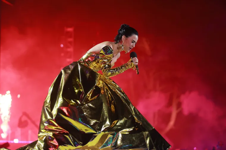 Primjereno za krunidbu? Katy Perry zabavljala Charlesa III. u vrištećoj haljini koja otkriva više nego što pokriva