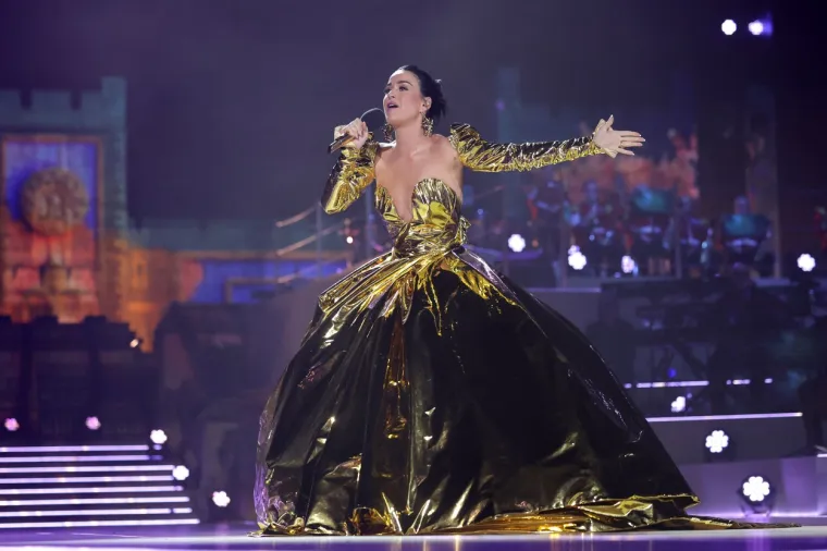 Primjereno za krunidbu? Katy Perry zabavljala Charlesa III. u vrištećoj haljini koja otkriva više nego što pokriva