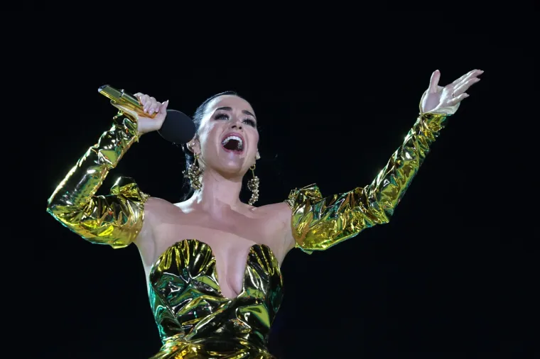 Primjereno za krunidbu? Katy Perry zabavljala Charlesa III. u vrištećoj haljini koja otkriva više nego što pokriva