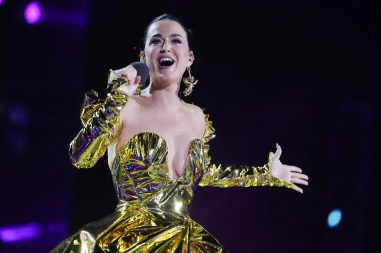 Primjereno za krunidbu? Katy Perry zabavljala Charlesa III. u vrištećoj haljini koja otkriva više nego što pokriva