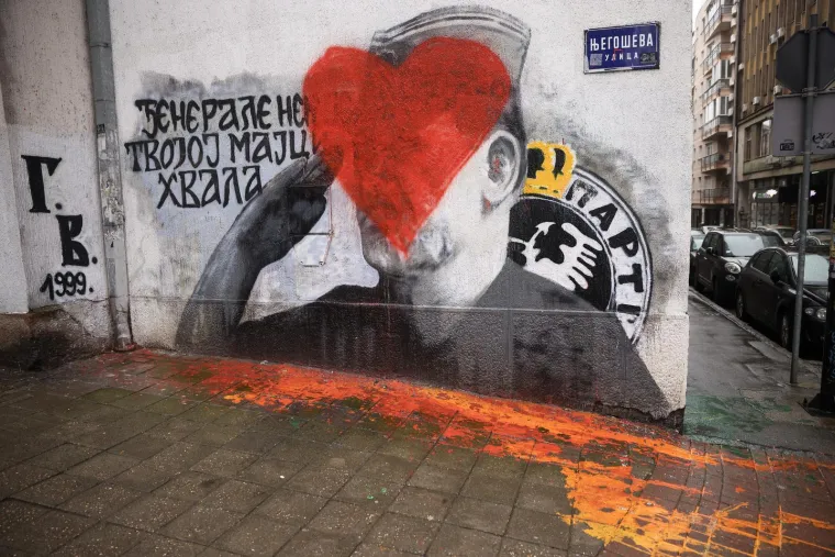 Nakon što je K.K. ubio 8 ljudi u osnovnoj školi “Vladislav Ribnikar”, građani Beograda odlučili su prekrečiti mural osuđenog ratnog zločinca Ratka Mladića. Na mural koji se nalazi u blizini škole, nacrtano je srce. 