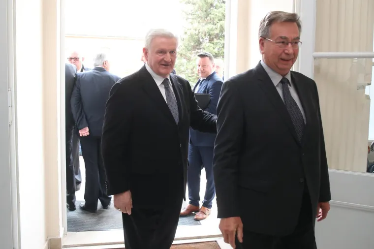 Opro&scaron;taj od biv&scaron;eg premijera: Pogledajte tko se sve pojavio na komemoraciji za Nikicu Valentića