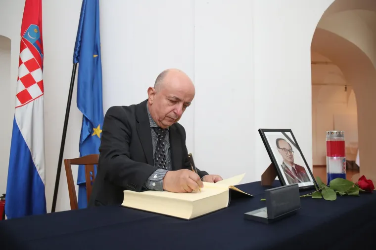 Opro&scaron;taj od biv&scaron;eg premijera: Pogledajte tko se sve pojavio na komemoraciji za Nikicu Valentića