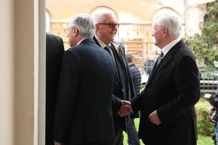 Opro&scaron;taj od biv&scaron;eg premijera: Pogledajte tko se sve pojavio na komemoraciji za Nikicu Valentića