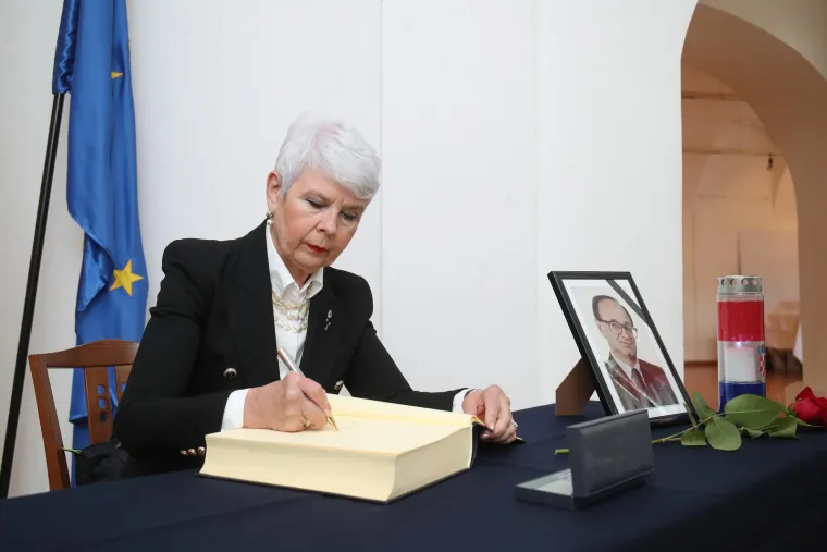 Opro&scaron;taj od biv&scaron;eg premijera: Pogledajte tko se sve pojavio na komemoraciji za Nikicu Valentića