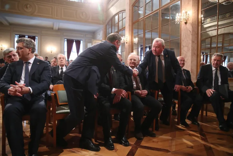 Opro&scaron;taj od biv&scaron;eg premijera: Pogledajte tko se sve pojavio na komemoraciji za Nikicu Valentića