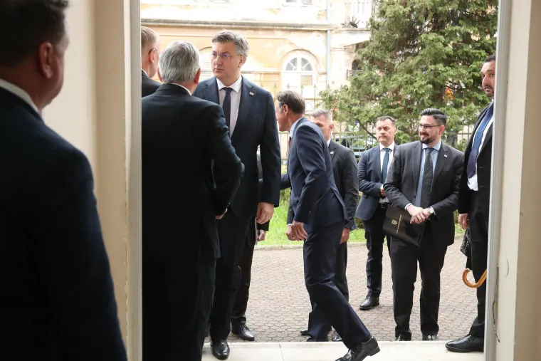 Opro&scaron;taj od biv&scaron;eg premijera: Pogledajte tko se sve pojavio na komemoraciji za Nikicu Valentića